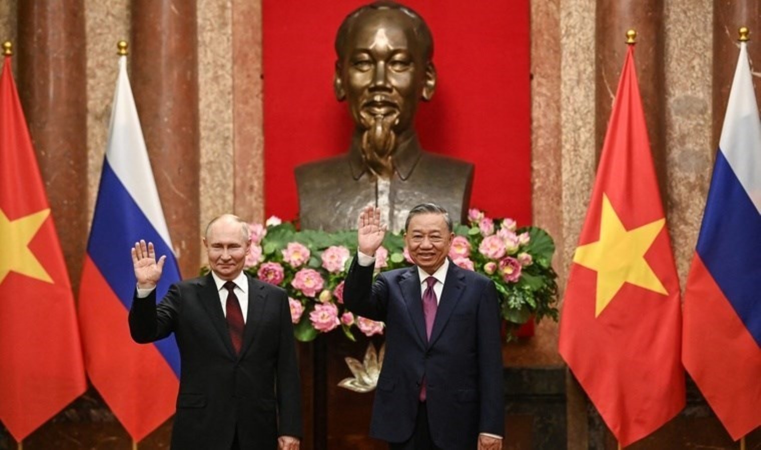 Putin, Vietnam’ı ziyaret etti: ‘Başka ülkelerle ittifak kurmayacağız’